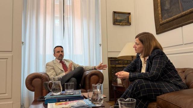 Foto de la reunión entre el secretario de Estado de Justicia, Manuel Olmedo, y la alcaldesa de Irun, Cristina Laborda.