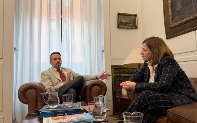 Foto de la reunión entre el secretario de Estado de Justicia, Manuel Olmedo, y la alcaldesa de Irun, Cristina Laborda.