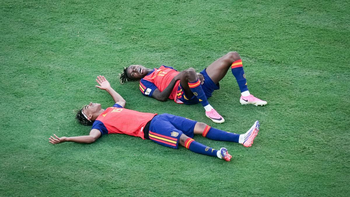 Nico Williams y Lamine Yamal, tendidos sobre el césped tras ganar el Mundial.
