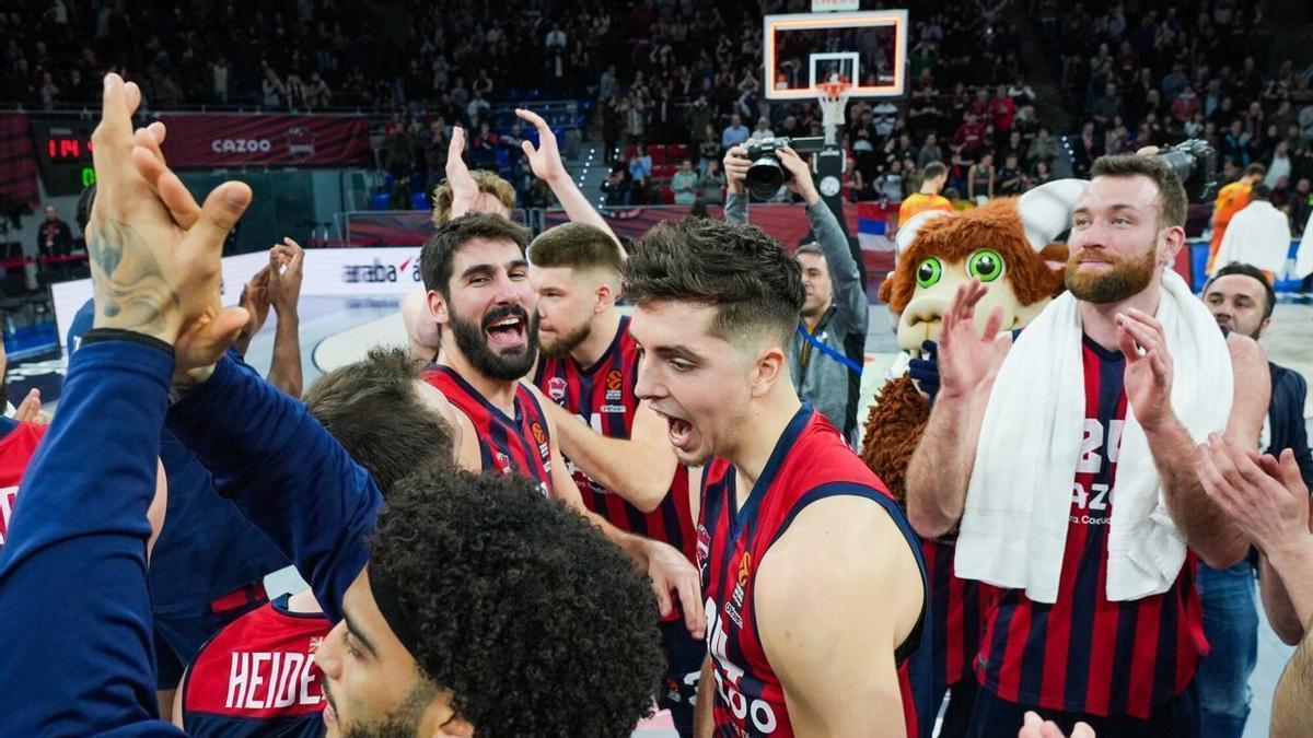 Daulton Hommes celebra junto al resto de los compañeros el titánico triunfo ante el Valencia Basket