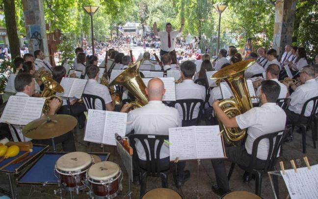 Concierto de madalenas de la banda de Errenteria.