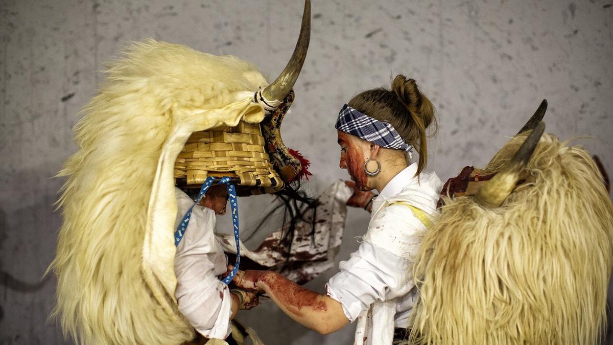 Un momento de la preparación de los momotxorros, en el carnaval de Alsasu.