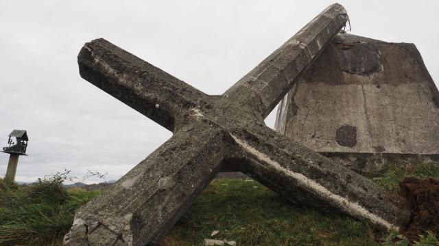 La cruz yace apoyada en el suelo tras el ataque que sufrió la noche del lunes.