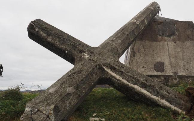 La cruz yace apoyada en el suelo tras el ataque que sufrió la noche del lunes.