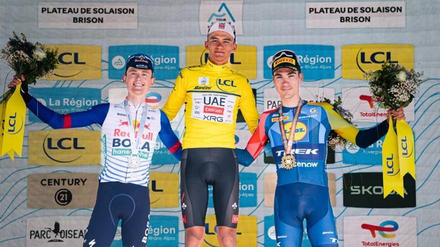 Del Toro, campeón, con Luke Tuckwell, segundo, y Juan Ayuso, tercero.