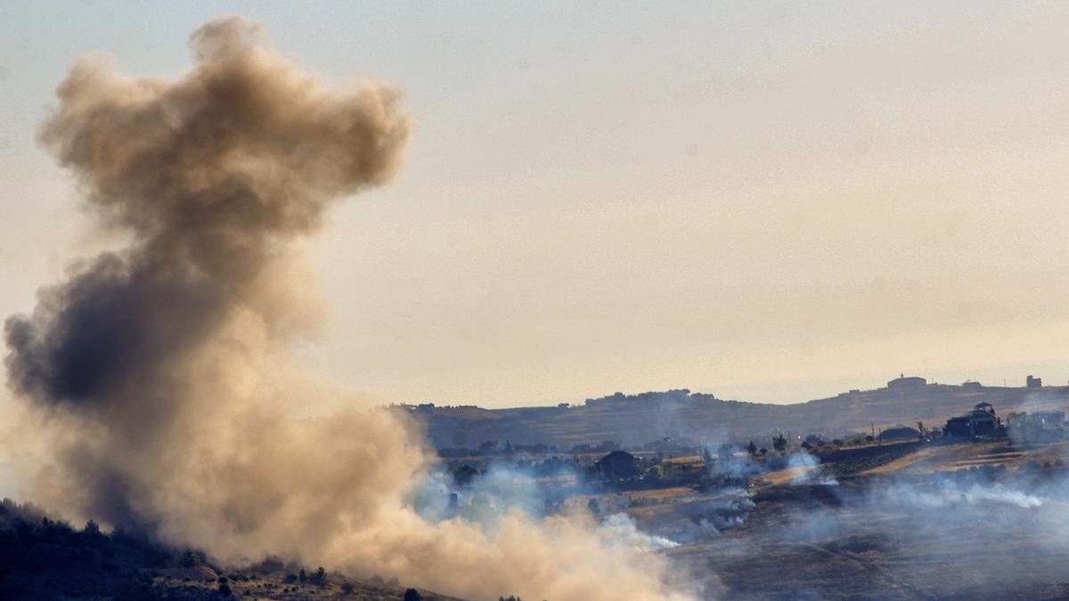 El humo se eleva tras un bombardeo aéreo israelí sobre la localidad de Arnoun, en el sur del Líbano.