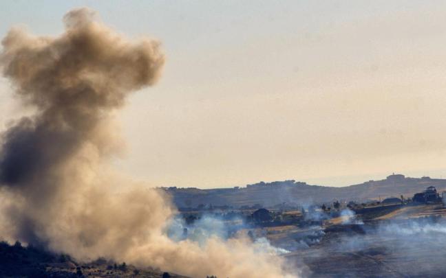 El humo se eleva tras un bombardeo aéreo israelí sobre la localidad de Arnoun, en el sur del Líbano.