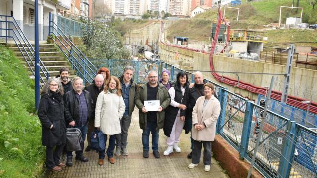 Representantes del equipo de gobierno y del vecindario.
