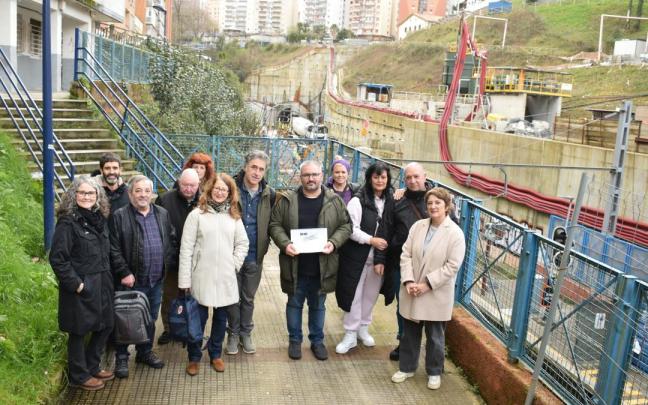 Representantes del equipo de gobierno y del vecindario.