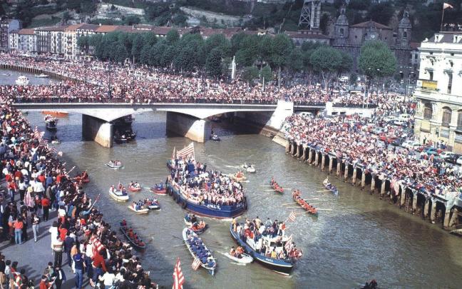 Imagen de la gabarra surcando la ría después de que el Athletic conquistase la liga.