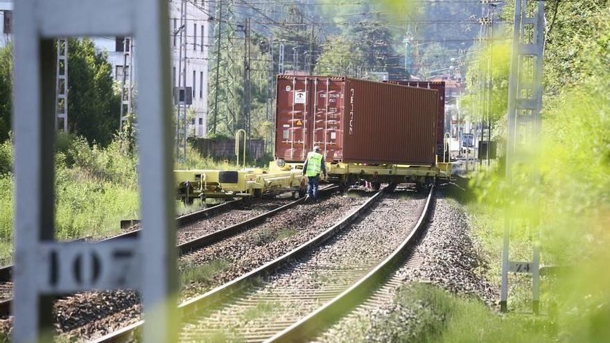 Imagen de un vagón de mercancías descarrilado a la altura de Arrigorriaga