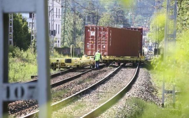 Imagen de un vagón de mercancías descarrilado a la altura de Arrigorriaga