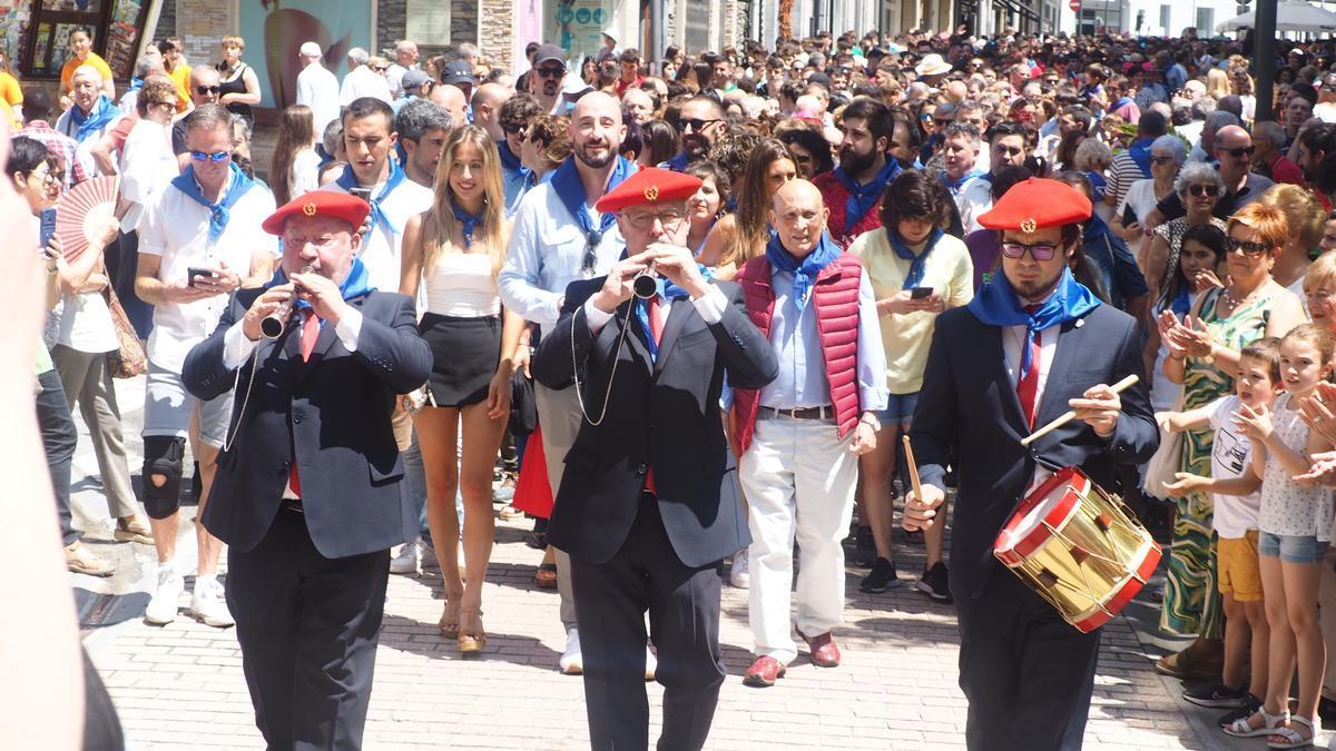 Los dulzaineros de Estella llegando a Eibar, una de las escenas más populares de las fiestas de San Juan en la villa armera