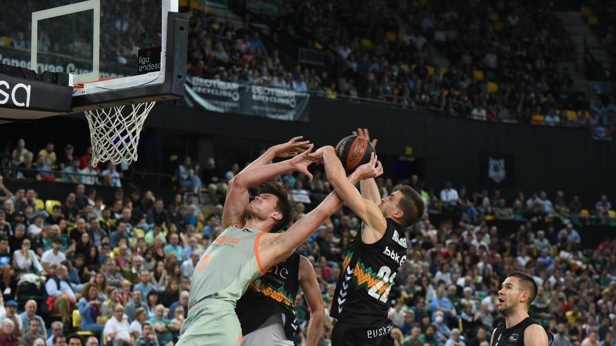 Rabaseda y Kotsar pugnan por un rebote en el derbi de Miribilla.