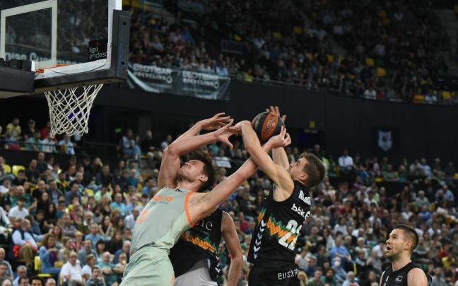 Rabaseda y Kotsar pugnan por un rebote en el derbi de Miribilla.