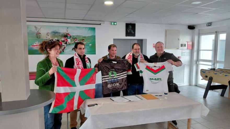 Txingudi Rugby Klubaren eta Donibane Lohizuneko Saint-Jean-de-Luz Olympiquen ordezkariak