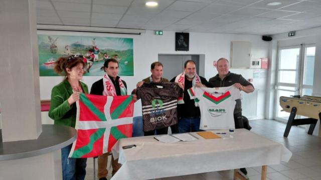 Txingudi Rugby Klubaren eta Donibane Lohizuneko Saint-Jean-de-Luz Olympiquen ordezkariak