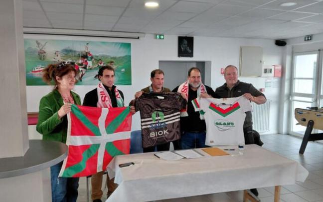 Txingudi Rugby Klubaren eta Donibane Lohizuneko Saint-Jean-de-Luz Olympiquen ordezkariak