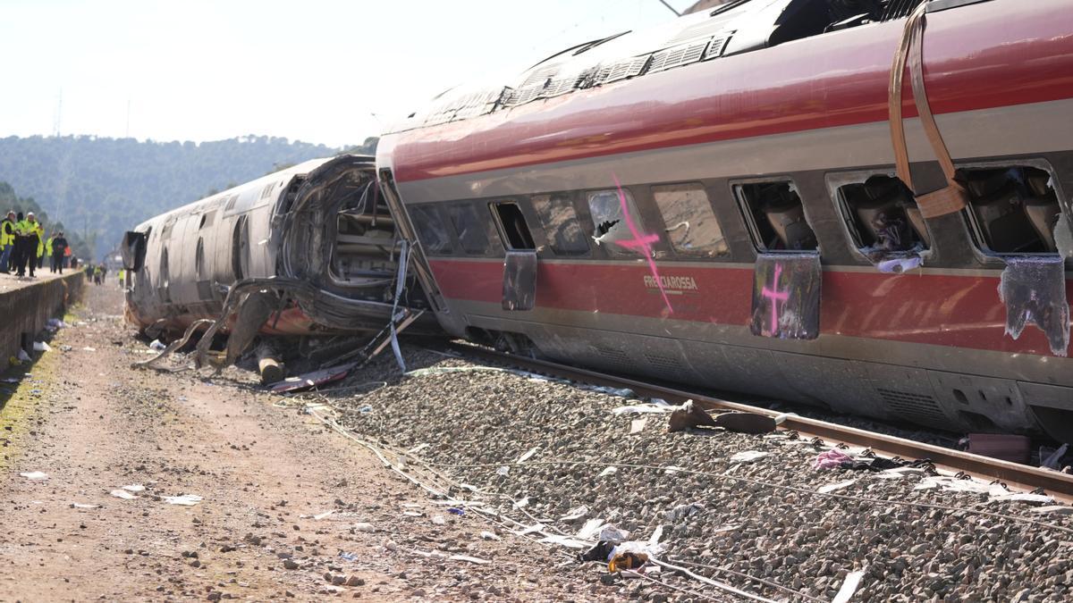Dos de los vagones del tren de Iryo que descarriló el pasado domingo en Adamuz.