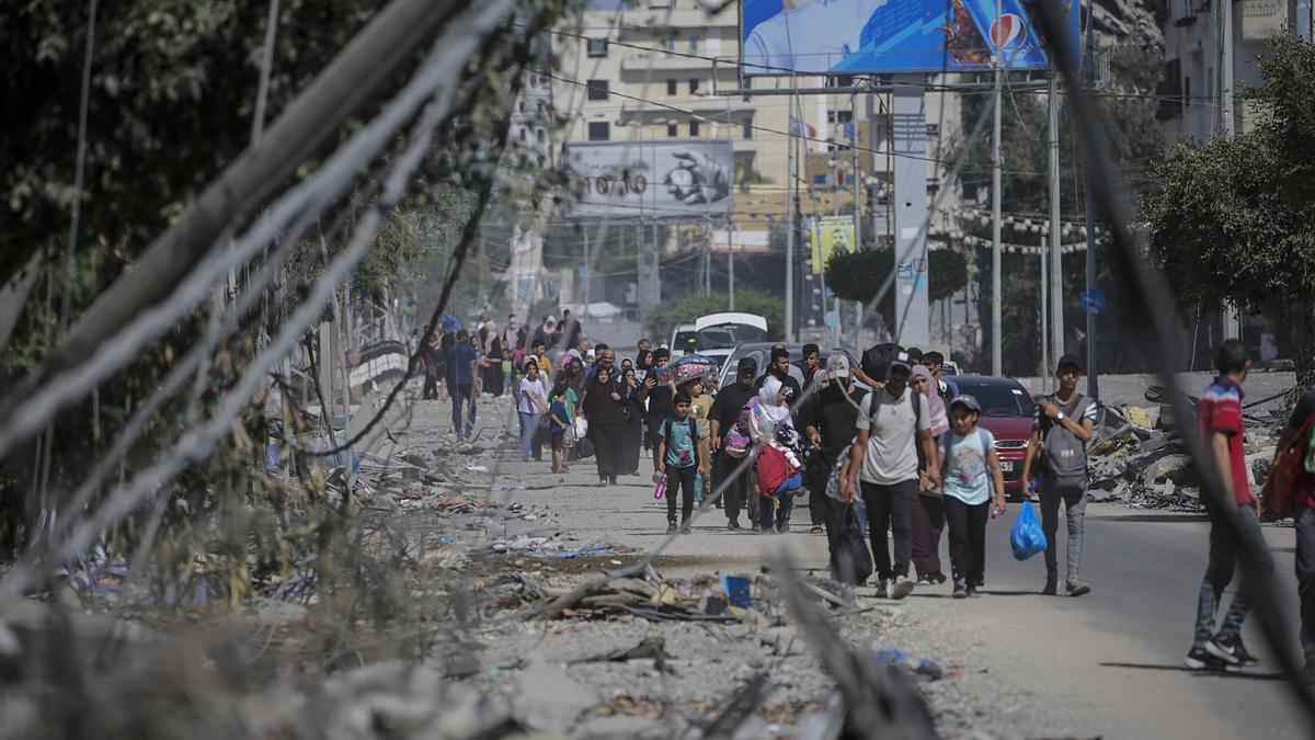 Residentes de la ciudad de Gaza huyen hacia el sur tras el aviso de ataque de Israel.