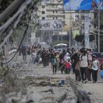 Residentes de la ciudad de Gaza huyen hacia el sur tras el aviso de ataque de Israel.