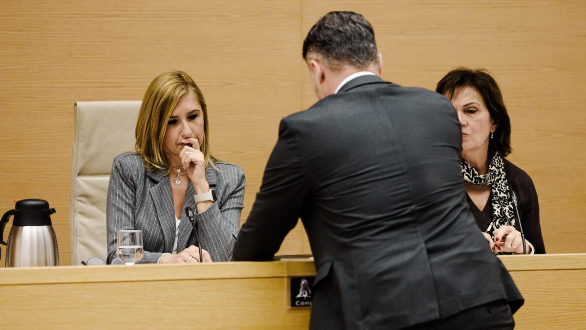 Rufián le entrega a Pradas la cuerda con la que una niña trató de salvarse de la dana.