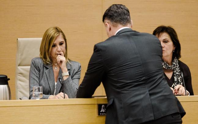 Rufián le entrega a Pradas la cuerda con la que una niña trató de salvarse de la dana.