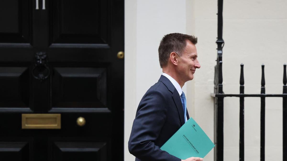 Jeremy Hunt, responsable de la Hacienda del Reino Unido, abandona Downing Street para dar a conocer el plan fiscal.