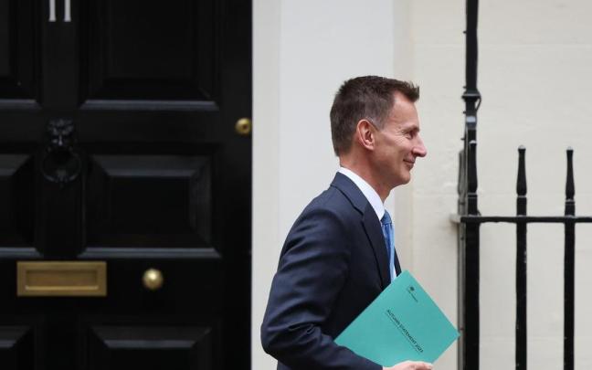 Jeremy Hunt, responsable de la Hacienda del Reino Unido, abandona Downing Street para dar a conocer el plan fiscal.