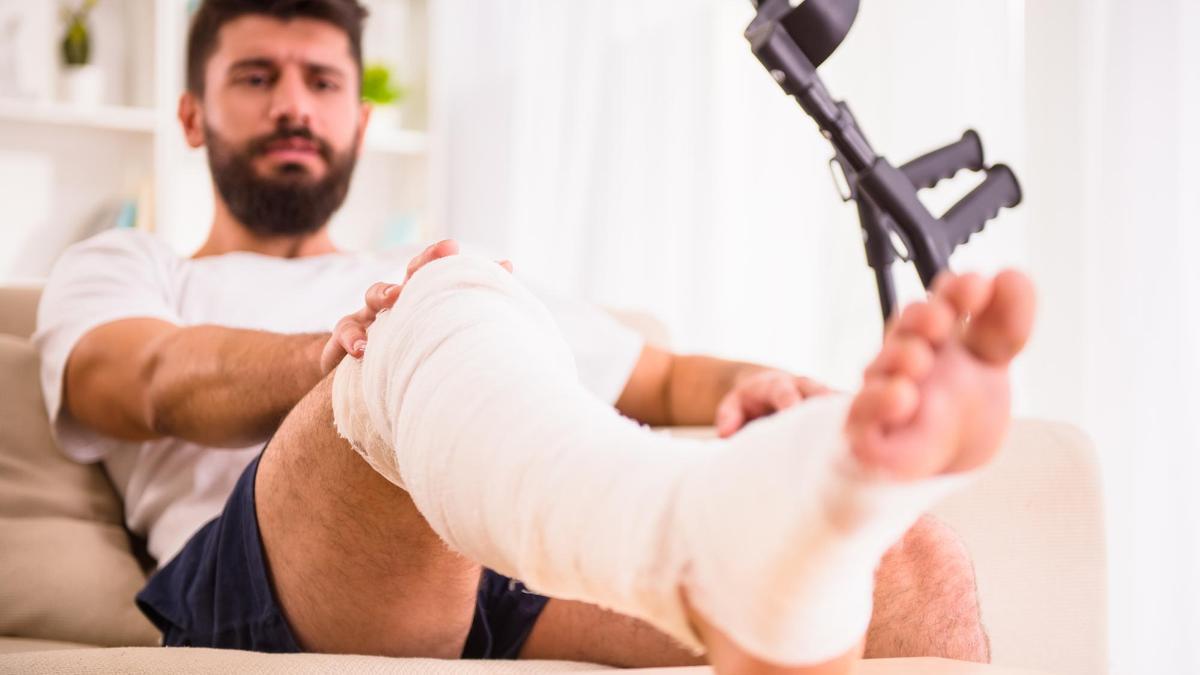 Un hombre guarda reposo en su casa tras sufrir un accidente de camino al trabajo.