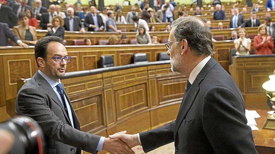 El socialista Antonio Hernando da la mano al entonces presidente Mariano Rajoy, en 2016. | FOTO: MONCLOA/CONGRESO