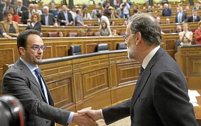 El socialista Antonio Hernando da la mano al entonces presidente Mariano Rajoy, en 2016. | FOTO: MONCLOA/CONGRESO El socialista Antonio Hernando da la mano al entonces presidente Mariano Rajoy, en 2016. | FOTO: MONCLOA/CONGRESO