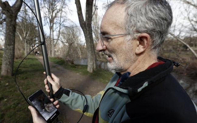 Juan Tomás Alcalde revisa las cajas de madera instaladas en Pamplona.