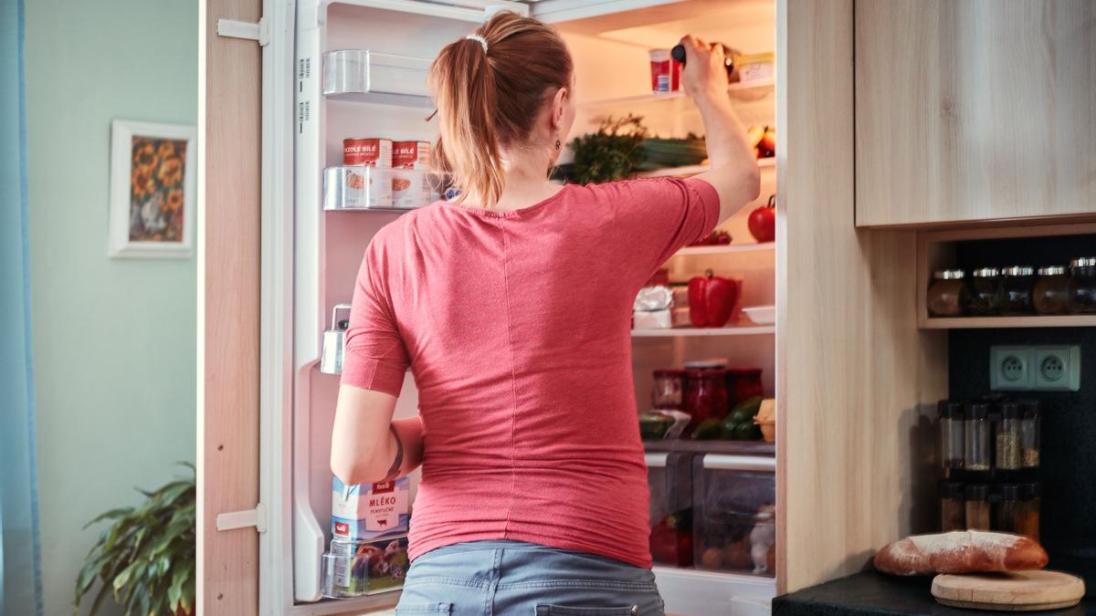 Una mujer organiza el interior de su nevera