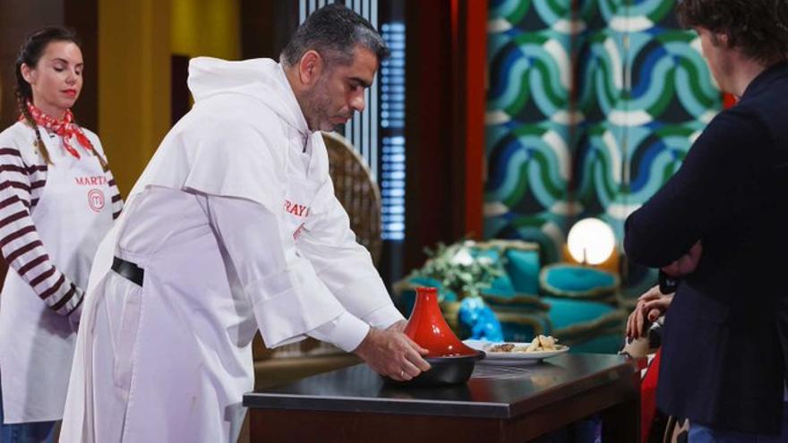 Fray Marcos presenta su plato al jurado de 'MasterChef'.