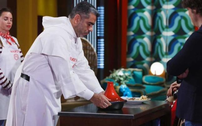 Fray Marcos presenta su plato al jurado de 'MasterChef'.