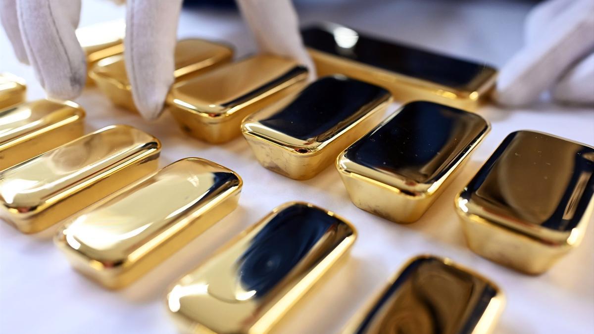 Una 'onza troy' equivale a 31.10 gramos y su precio ronda los 3.200 euros.