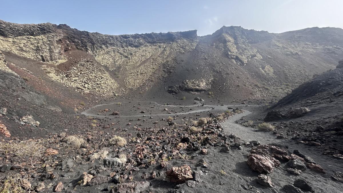 La caldera del volcán del Cuervo.