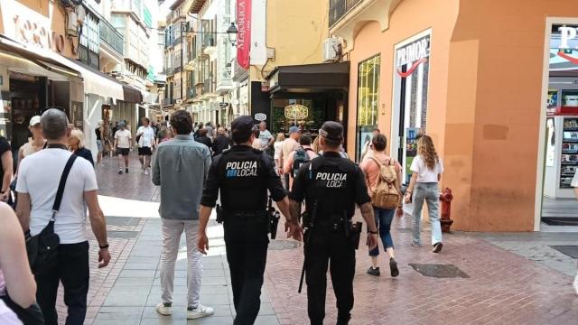 Agentes de la Policía Local por el centro de Palma.