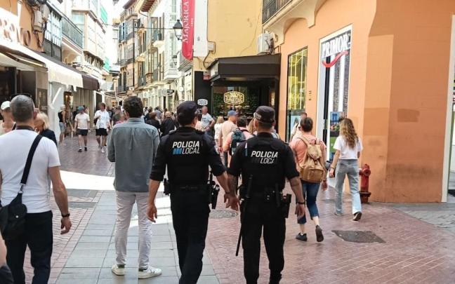 Agentes de la Policía Local por el centro de Palma.