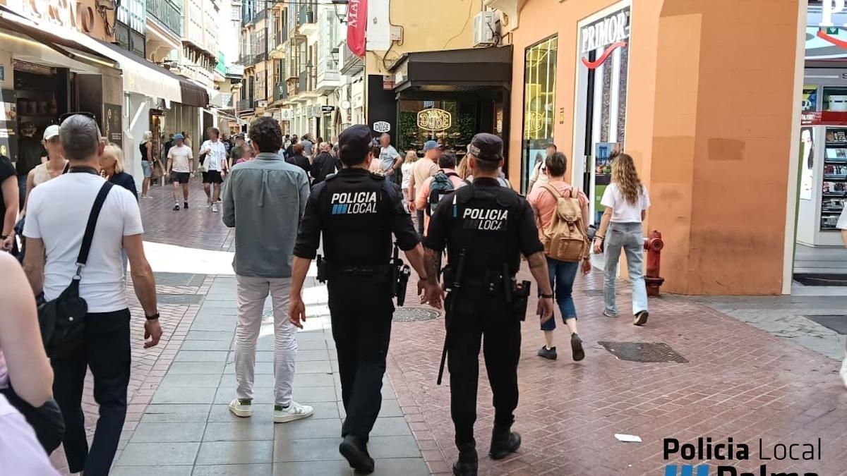 Agentes de la Policía Local por el centro de Palma.