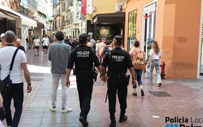 Agentes de la Policía Local por el centro de Palma.