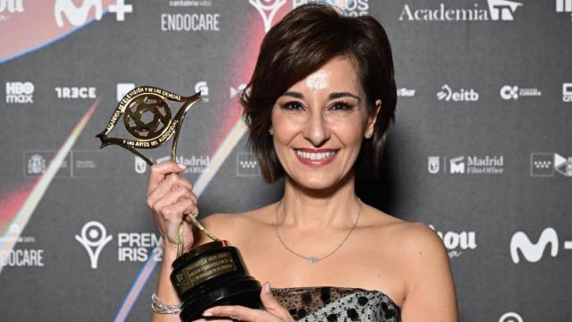 Adela González recibe el premio a mejor presentadora de programas de actualidad en los Premios Iris 2026