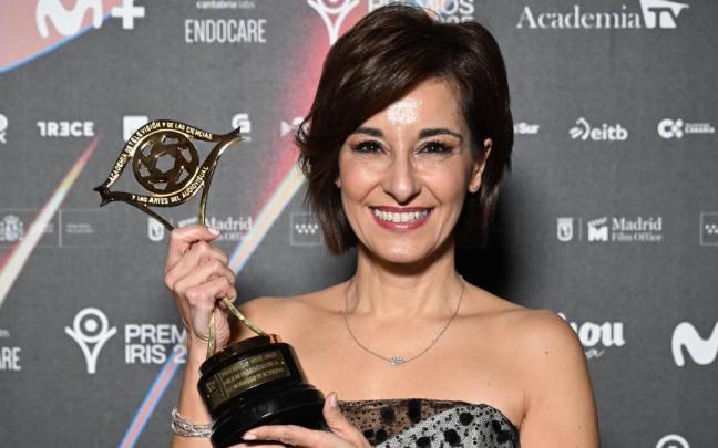 Adela González recibe el premio a mejor presentadora de programas de actualidad en los Premios Iris 2026
