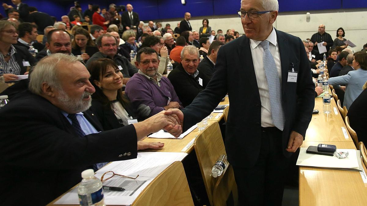 Jean René Etchegaray estrenó en 2017 la makila de la Mancomunidad Unica de Iparralde tras su elección como presidente de ainstitución.