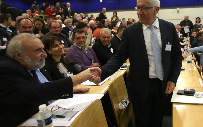 Jean René Etchegaray estrenó en 2017 la makila de la Mancomunidad Unica de Iparralde tras su elección como presidente de ainstitución.