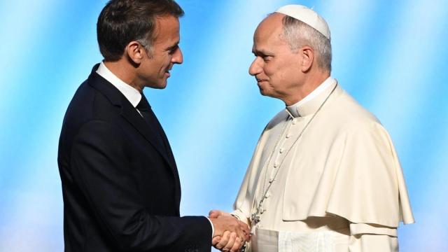 El presidente francés, Emmanuel Macron, y el papa León XIV, en el Centro de Conferencias Robert Schuman, en Metz (Francia).