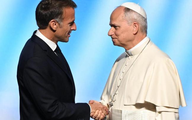El presidente francés, Emmanuel Macron, y el papa León XIV, en el Centro de Conferencias Robert Schuman, en Metz (Francia).