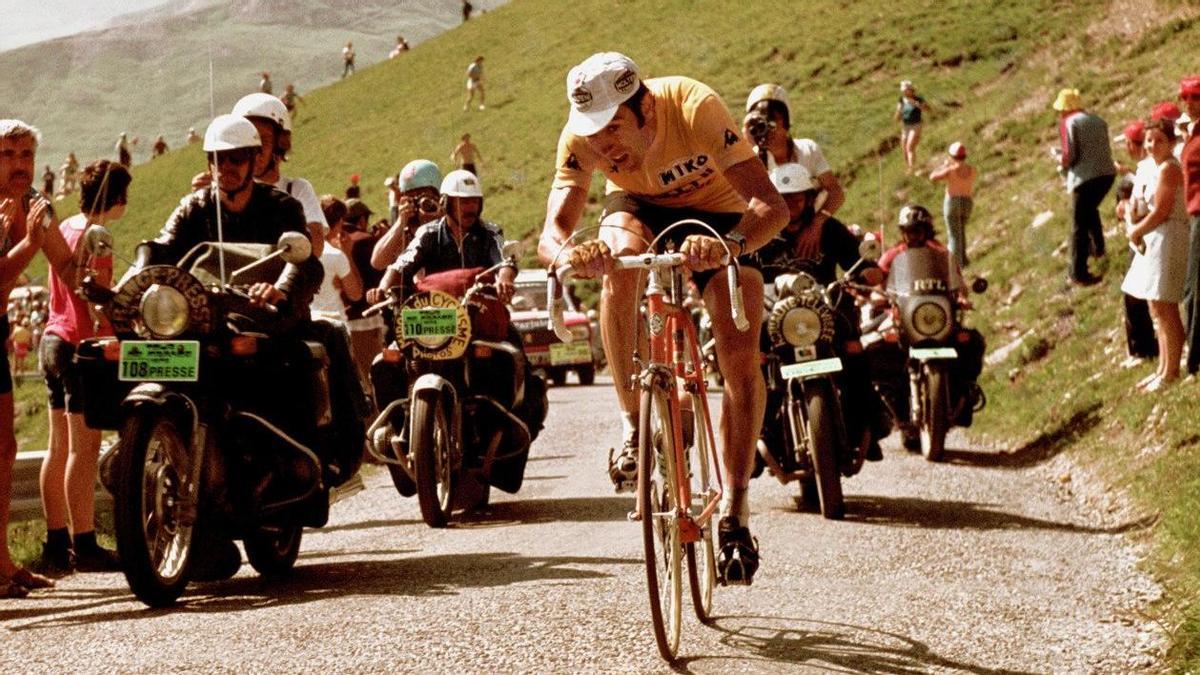Eddy Merckx, en una etapa del Tour vestido con el amarillo del líder.