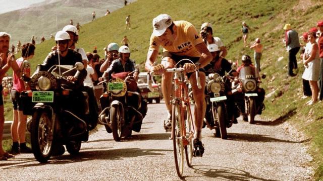Eddy Merckx, en una etapa del Tour vestido con el amarillo del líder. / DEIA Eddy Merckx, en una etapa del Tour vestido con el amarillo del líder.